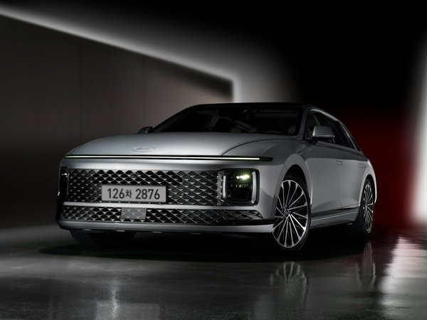 What is the detailed process for calibrating the torque wrench before use on vehicle lug nuts?